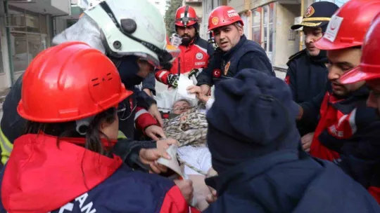 Ağır hasarlı binada mahsur kalan obezite hastası kurtarıldı