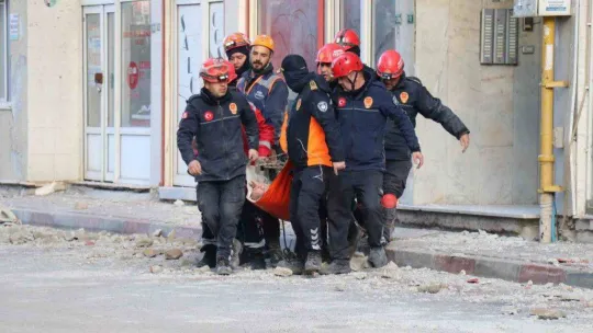 Ağır hasarlı binada mahsur kalan obezite hastası kurtarıldı