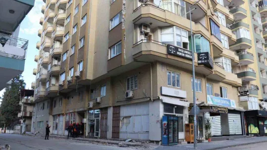 Ağır hasarlı binada mahsur kalan obezite hastası kurtarıldı