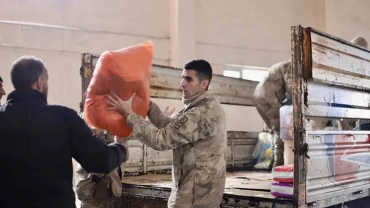Ağrı'dan 8 tır ve 1 kamyon afetzedeler için yola çıktı