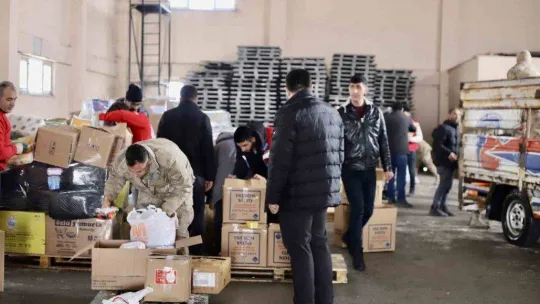 Ağrı'dan 8 tır ve 1 kamyon afetzedeler için yola çıktı