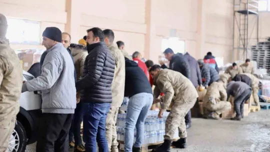 Ağrı'dan 8 tır ve 1 kamyon afetzedeler için yola çıktı