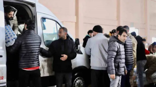 Ağrı'dan 8 tır ve 1 kamyon afetzedeler için yola çıktı