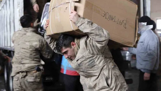 Ağrı'dan 8 tır ve 1 kamyon afetzedeler için yola çıktı