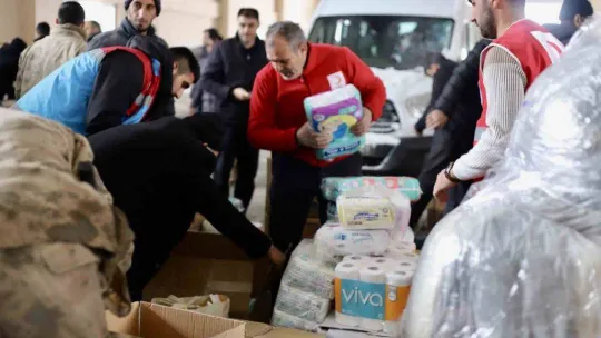 Ağrı'dan 8 tır ve 1 kamyon afetzedeler için yola çıktı