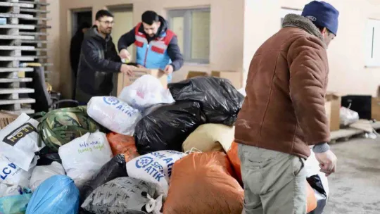 Ağrı'dan 8 tır ve 1 kamyon afetzedeler için yola çıktı