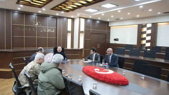 Ağrı Valisi Varol, gece-gündüz demeden afet bölgesi için çalışıyor