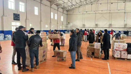 Ağrı Valisi Varol, gece-gündüz demeden afet bölgesi için çalışıyor