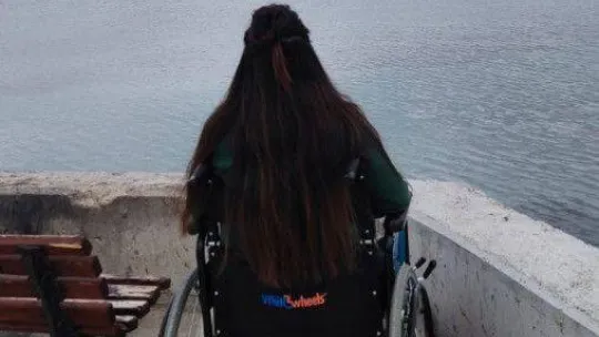 Ağrıları dinsin diye gittiği hastaneden tekerlekli sandalyeyle çıktı