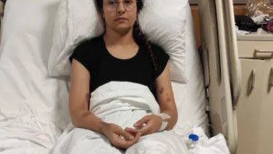 Ağrıları dinsin diye gittiği hastaneden tekerlekli sandalyeyle çıktı