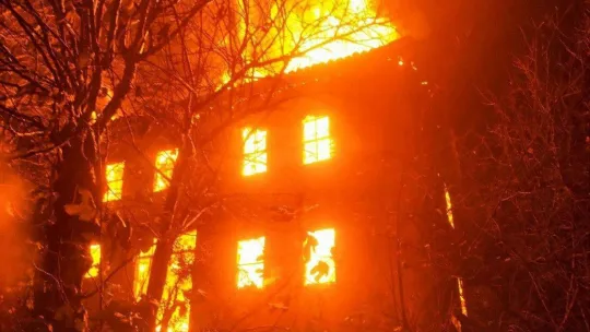 Ahşap ev alevlere teslim oldu