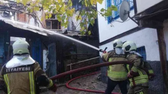 Ahşap evdeki yangın çevre evlere sıçradı