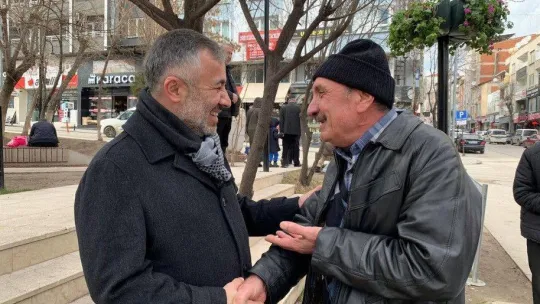 AK nokta üye aracında vatandaşlara karanfil dağıttı