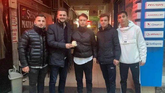 AK Parti İl Gençlik Kolları'ndan yeni seçmenlere doğum günü sürprizi