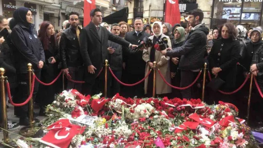 AK Parti İstanbul Kadın Kolları Başkanlığı, saldırının gerçekleştiği alana karanfil bıraktı