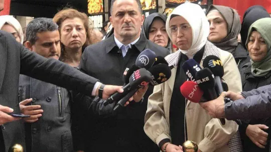 AK Parti İstanbul Kadın Kolları Başkanlığı, saldırının gerçekleştiği alana karanfil bıraktı