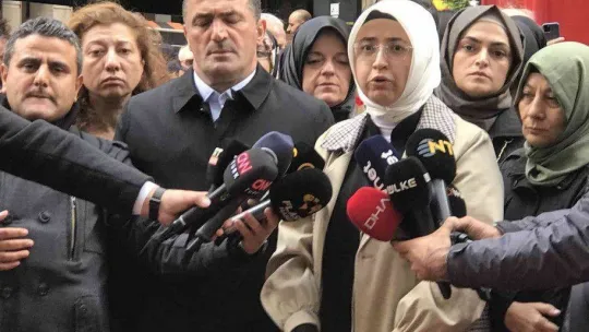 AK Parti İstanbul Kadın Kolları Başkanlığı, saldırının gerçekleştiği alana karanfil bıraktı