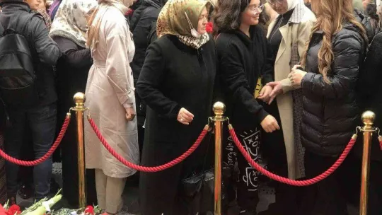 AK Parti İstanbul Kadın Kolları Başkanlığı, saldırının gerçekleştiği alana karanfil bıraktı