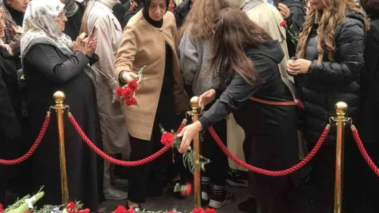AK Parti İstanbul Kadın Kolları Başkanlığı, saldırının gerçekleştiği alana karanfil bıraktı