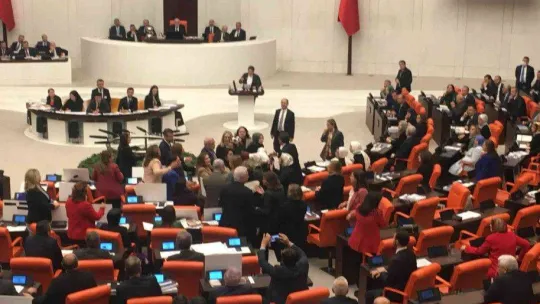AK Parti'li ve CHP'li kadın milletvekilleri karşı karşıya geldi