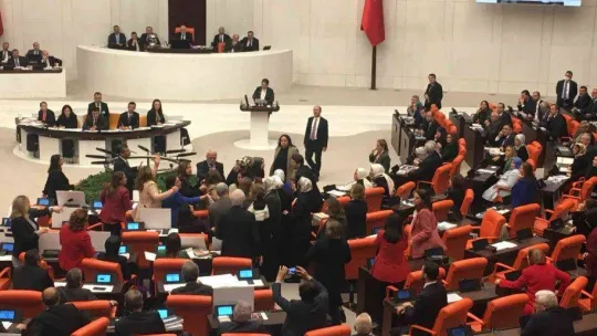 AK Parti'li ve CHP'li kadın milletvekilleri karşı karşıya geldi