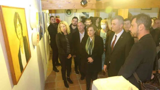 Akademisyenlerin karma sergisi sanatseverlerin beğenisine sunuldu