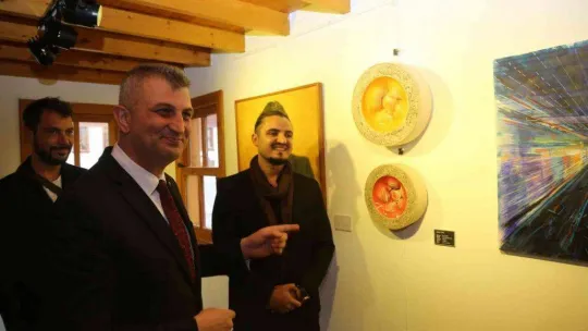 Akademisyenlerin karma sergisi sanatseverlerin beğenisine sunuldu