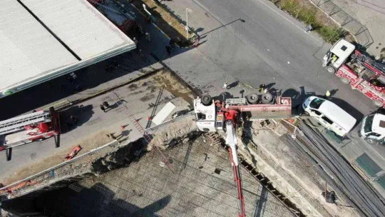 Akaryakıt istasyonu yanında vinç devrildi: 1 ölü