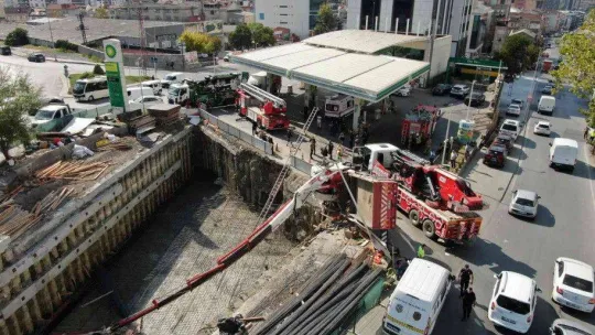 Akaryakıt istasyonu yanında vinç devrildi: 1 ölü
