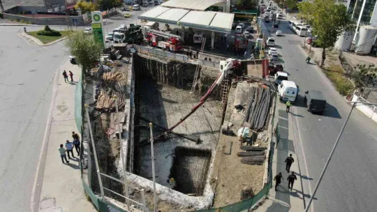 Akaryakıt istasyonu yanında vinç devrildi: 1 ölü