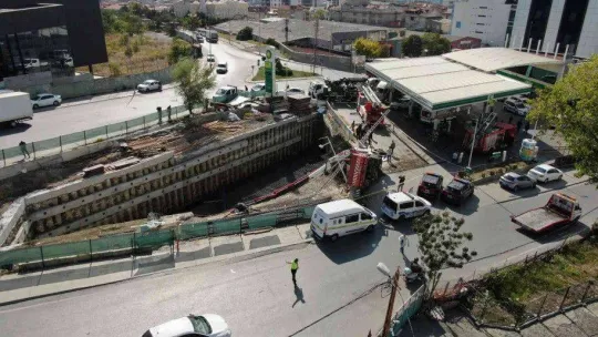 Akaryakıt istasyonu yanında vinç devrildi: 1 ölü