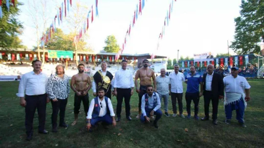 Akbalık Yağlı Güreşleri Başpehlivanı Serhat Gökmen oldu