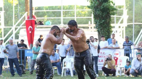 Akbalık Yağlı Güreşleri Başpehlivanı Serhat Gökmen oldu