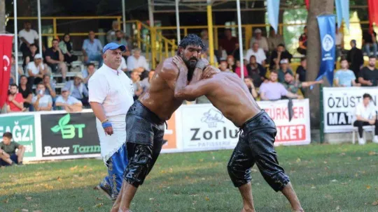 Akbalık Yağlı Güreşleri Başpehlivanı Serhat Gökmen oldu