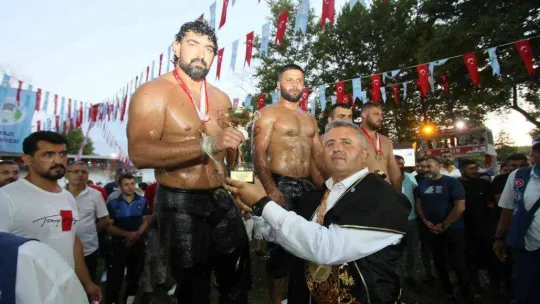 Akbalık Yağlı Güreşleri Başpehlivanı Serhat Gökmen oldu