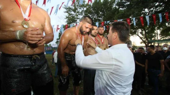 Akbalık Yağlı Güreşleri Başpehlivanı Serhat Gökmen oldu