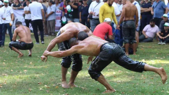 Akbalık Yağlı Güreşleri Başpehlivanı Serhat Gökmen oldu