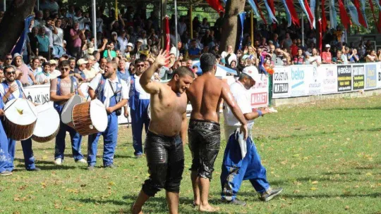 Akbalık Yağlı Güreşleri Başpehlivanı Serhat Gökmen oldu