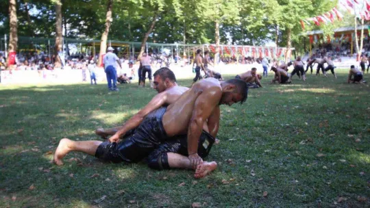 Akbalık Yağlı Güreşleri Başpehlivanı Serhat Gökmen oldu