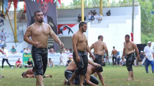 Akbalık Yağlı Güreşleri Başpehlivanı Serhat Gökmen oldu