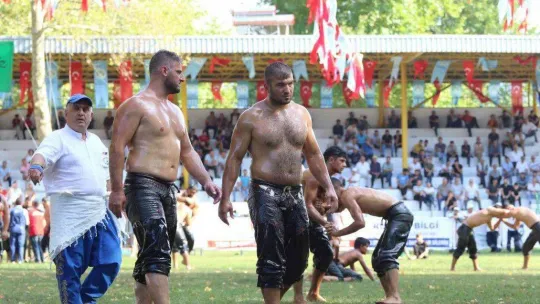Akbalık Yağlı Güreşleri Başpehlivanı Serhat Gökmen oldu