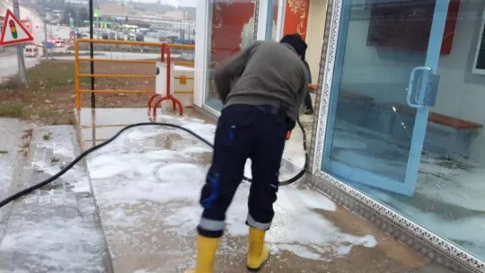 Akıllı duraklarda temizlik ve yıkama çalışması gerçekleştirildi