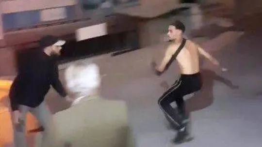 Akli dengesi yerinde olmayan şahsın bıçakla etrafa saldırdığı anlar kamerada
