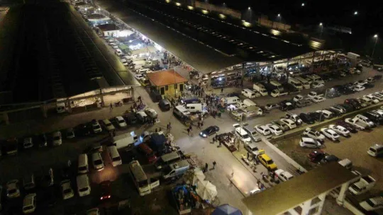 Akşam pazarına akın: Bitpazarındaki kalabalık havadan görüntülendi