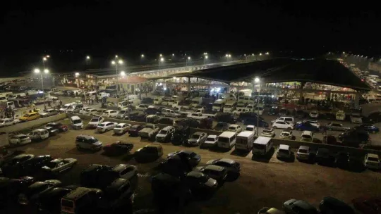 Akşam pazarına akın: Bitpazarındaki kalabalık havadan görüntülendi