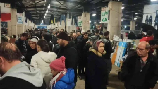 Akşam pazarına akın: Bitpazarındaki kalabalık havadan görüntülendi