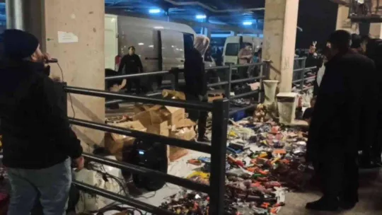 Akşam pazarına akın: Bitpazarındaki kalabalık havadan görüntülendi