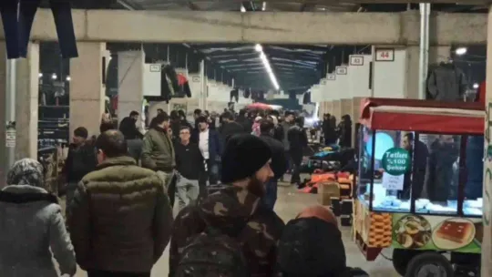 Akşam pazarına akın: Bitpazarındaki kalabalık havadan görüntülendi