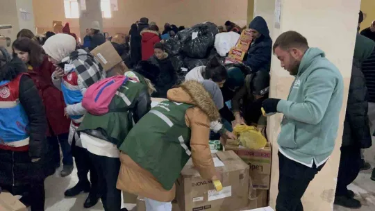 Aksaray'dan deprem bölgesine 20 tır yardım