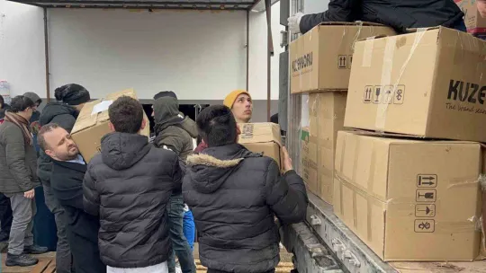 Aksaray'dan deprem bölgesine 20 tır yardım